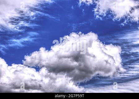 Dramatischer Sonnenuntergang Sommer viele Wolken dunkel hohen Kontrast Stockfoto