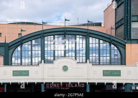 Vor der Coney Island, New York U-Bahnstation mit Fenstern und Spiegelungen des bewölkten Himmels Stockfoto