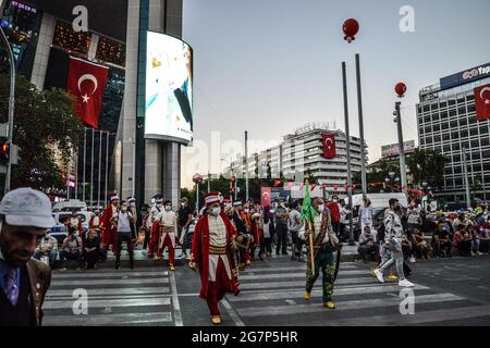 Ankara, Türkei. Juli 2021. Musiker, die als osmanische Militärband Mehter gekleidet sind, nehmen am Donnerstag, dem 15. Juli 2021, an einer Kundgebung zum fünften Jahrestag des gescheiterten Putschversuchs am 15. Juli 2016 in Ankara, Türkei, Teil. (Foto: Altan Gocher/GocherImagery/Sipa USA) Quelle: SIPA USA/Alamy Live News Stockfoto