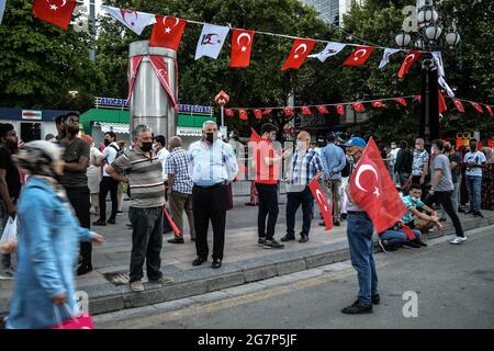 Ankara, Türkei. Juli 2021. Am Donnerstag, dem 15. Juli 2021, nehmen Menschen an einer Kundgebung zum fünften Jahrestag des gescheiterten Putschversuchs am 15. Juli 2016 in Ankara, Türkei, Teil. (Foto: Altan Gocher/GocherImagery/Sipa USA) Quelle: SIPA USA/Alamy Live News Stockfoto