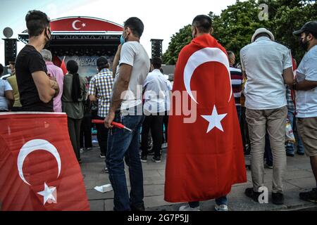 Ankara, Türkei. Juli 2021. Menschen mit türkischen Nationalflaggen nehmen am Donnerstag, dem 15. Juli 2021, an einer Kundgebung zum fünften Jahrestag des gescheiterten Putschversuchs am 15. Juli 2016 in Ankara, Türkei, Teil. (Foto: Altan Gocher/GocherImagery/Sipa USA) Quelle: SIPA USA/Alamy Live News Stockfoto