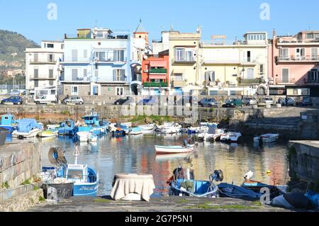 Pozzuoli, Italien, 11/18/2017. Fischerboote im alten Hafen einer Stadt in der Provinz Neapel. Stockfoto