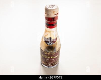 MOSKAU, RUSSLAND - 10. JUNI 2021: Gebrauchte Glasflasche von Giuseppe Giusti Aceto Balsamico di Modena im Alter auf hellem Brett. Die Familie Giusti ist Italiens ältester Bal Stockfoto