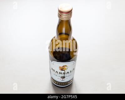 MOSKAU, RUSSLAND - 10. JUNI 2021: Leere Flasche süßer Marsala von Cantine Intorcia. Der Marsala ist ein angereicherter Wein, der in der Umgebung von hergestellt wird Stockfoto