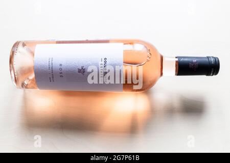 MOSKAU, RUSSLAND - 10. JUNI 2021: Flasche Pinot Noir Roséwein vom Weingut Golubitskoe auf der Taman Halbinsel in der Krasnodar Region von Russi Stockfoto