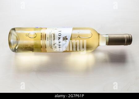 MOSKAU, RUSSLAND - 10. JUNI 2021: Flasche ungarischer Süßwein Tokaji vom Weingut Tokaji Kereskedohaz. Tokaj wird als hungarikum, das heißt, als U angesehen Stockfoto