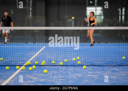 Spielen Sie Padel auf dem Hallentennisplatz Stockfoto