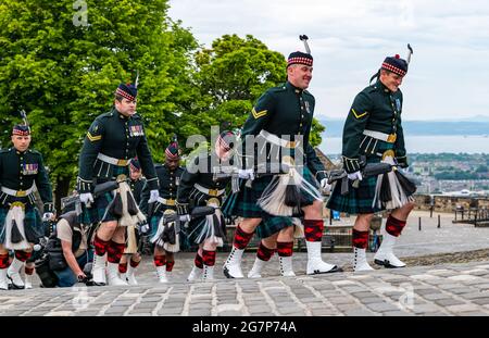 Soldaten des schottischen Militärregiments mit Gewehren in Kilt-Uniformen marschieren zu einer Zeremonie am Edinburgh Castle, Schottland, Großbritannien Stockfoto