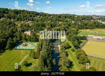 Luftaufnahme des Flusses Teviot und Wilton Lodge Park, Hawick, Schottland. Stockfoto