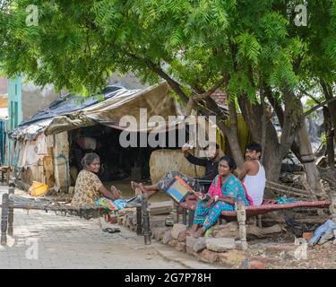 Eine glückliche Familie, die sich vor ihrem Zelthaus in Agra, Indien, entspannt. Stockfoto