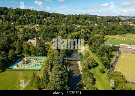 Luftaufnahme des Flusses Teviot und Wilton Lodge Park, Hawick, Schottland. Stockfoto