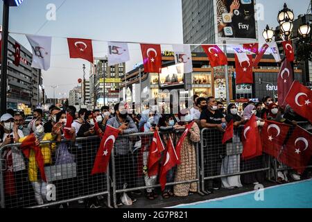 Ankara, Türkei. Juli 2021. Menschen mit türkischen Nationalflaggen nehmen am Donnerstag, dem 15. Juli 2021, an einer Kundgebung zum fünften Jahrestag des gescheiterten Putschversuchs am 15. Juli 2016 in Ankara, Türkei, Teil. (Foto: Altan Gocher/GocherImagery/Sipa USA) Quelle: SIPA USA/Alamy Live News Stockfoto