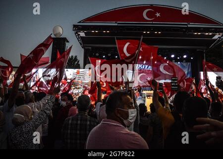 Ankara, Türkei. Juli 2021. Während einer Kundgebung zum fünften Jahrestag des gescheiterten Putschversuchs am 15. Juli 2016 in Ankara, Türkei, am Donnerstag, dem 15. Juli 2021, wird die türkische Nationalflagge geschürt. (Foto: Altan Gocher/GocherImagery/Sipa USA) Quelle: SIPA USA/Alamy Live News Stockfoto