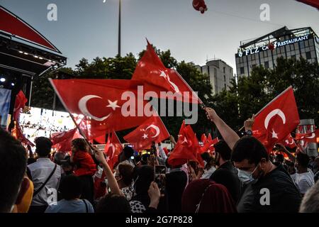 Ankara, Türkei. Juli 2021. Während einer Kundgebung zum fünften Jahrestag des gescheiterten Putschversuchs am 15. Juli 2016 in Ankara, Türkei, am Donnerstag, dem 15. Juli 2021, wird die türkische Nationalflagge geschürt. (Foto: Altan Gocher/GocherImagery/Sipa USA) Quelle: SIPA USA/Alamy Live News Stockfoto