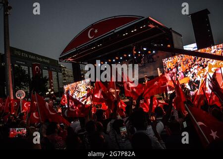 Ankara, Türkei. Juli 2021. Während einer Kundgebung zum fünften Jahrestag des gescheiterten Putschversuchs am 15. Juli 2016 in Ankara, Türkei, am Donnerstag, dem 15. Juli 2021, wird die türkische Nationalflagge geschürt. (Foto: Altan Gocher/GocherImagery/Sipa USA) Quelle: SIPA USA/Alamy Live News Stockfoto