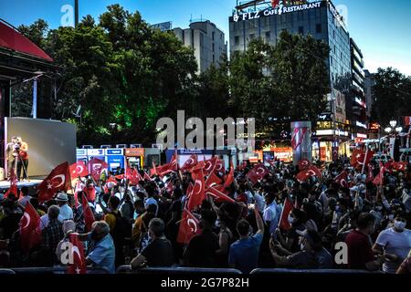 Ankara, Türkei. Juli 2021. Während einer Kundgebung zum fünften Jahrestag des gescheiterten Putschversuchs am 15. Juli 2016 in Ankara, Türkei, am Donnerstag, dem 15. Juli 2021, wird die türkische Nationalflagge geschürt. (Foto: Altan Gocher/GocherImagery/Sipa USA) Quelle: SIPA USA/Alamy Live News Stockfoto