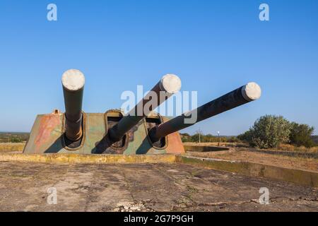 Dreifache Waffe der Panzerbatterie 30. Sowjetische militärische Einheit, die bei der Verteidigung von Sewastopol 1941-1942 während des Zweiten Weltkriegs wichtig war Stockfoto