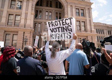 Austin, TX, USA. Juli 2021. Demonstrationen gegen republikanische Gesetzgeber dauern an, nachdem demokratische Gesetzgeber Texas verlassen hatten, um die Maßnahmen gegen die Unterdrückungsbemühungen gegen Minderheitswähler zu stoppen. Gruppen von schwarzem Geistlichen, der NAACP und anderen Wahlrechtsgruppen versammeln sich auf der Südtreppe und lobbyisieren das Kapitol. Quelle: Bob Daemmrich/ZUMA Wire/Alamy Live News Stockfoto