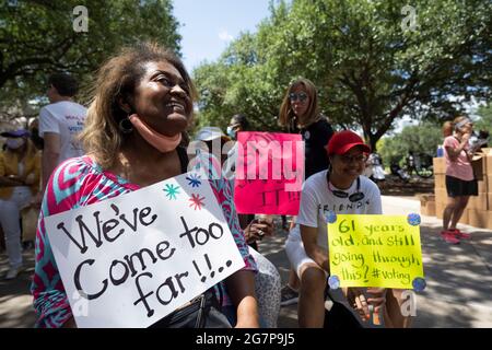 Austin, TX, USA. Juli 2021. Demonstrationen gegen republikanische Gesetzgeber dauern an, nachdem demokratische Gesetzgeber Texas verlassen hatten, um die Maßnahmen gegen die Unterdrückungsbemühungen gegen Minderheitswähler zu stoppen. Gruppen von schwarzem Geistlichen, der NAACP und anderen Wahlrechtsgruppen versammeln sich auf der Südtreppe und lobbyisieren das Kapitol. Quelle: Bob Daemmrich/ZUMA Wire/Alamy Live News Stockfoto