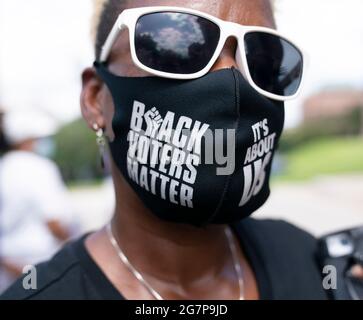 Austin, TX, USA. Juli 2021. Demonstrationen gegen republikanische Gesetzgeber dauern an, nachdem demokratische Gesetzgeber Texas verlassen hatten, um die Maßnahmen gegen die Unterdrückungsbemühungen gegen Minderheitswähler zu stoppen. Gruppen von schwarzem Geistlichen, der NAACP und anderen Wahlrechtsgruppen versammeln sich auf der Südtreppe und lobbyisieren das Kapitol. Quelle: Bob Daemmrich/ZUMA Wire/Alamy Live News Stockfoto