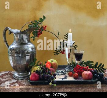 Ein traditionelles Stillleben mit Obst und Wein Stockfoto