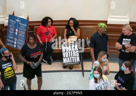 Austin, TX, USA. Juli 2021. Demonstrationen gegen republikanische Gesetzgeber dauern im texanischen Kapitol an, Tage nachdem demokratische Gesetzgeber Texas verlassen haben, um Maßnahmen gegen das, was sie sagen, Unterdrückungsbemühungen gegen Minderheitswähler zu stoppen. Gruppen von schwarzem Geistlichen, der NAACP und anderen Wahlrechtsgruppen drängen die Kapitolrotunde, um die Gesetzgeber zu lobbyen. Quelle: Bob Daemmrich/ZUMA Wire/Alamy Live News Stockfoto