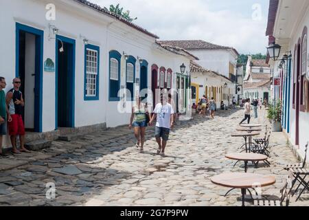 PARATY, BRASILIEN - 1. FEBRUAR 2015: Menschen gehen in einer engen Straße in eine alte Kolonialstadt Paraty, Brasilien Stockfoto