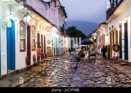 PARATY, BRASILIEN - 1. FEBRUAR 2015: Menschen gehen in einer engen Straße in eine alte Kolonialstadt Paraty, Brasilien Stockfoto