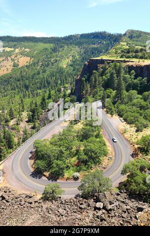 Rowena schlängeln sich von oben am Aussichtspunkt Rowena Crest im Tom McCall Nature Preserve in der Columbia Gorge in Oregon. Stockfoto