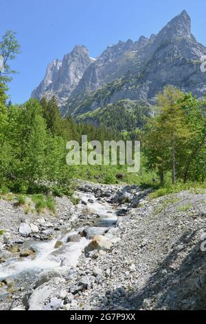 Wanderung zum Helischopf mit Blick auf die Berner Alpen entlang der schwarzen Lütschine Stockfoto