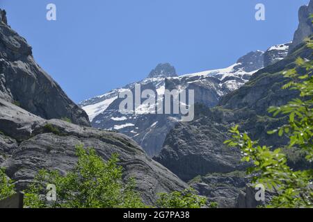 Wanderung zum Helischopf mit Blick auf die Berner Alpen entlang der schwarzen Lütschine Stockfoto