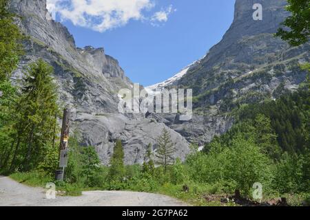 Wanderung zum Helischopf mit Blick auf die Berner Alpen entlang der schwarzen Lütschine Stockfoto