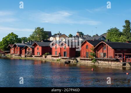 Alte rote Ockerlager am Flussufer in der Altstadt von Porvoo, Finnland Stockfoto