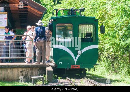 IGUAZU, ARGENTINIEN - 6. FEBRUAR 2015: Touristen fahren in den Schmalspurzug im Nationalpark Iguazu, Argentinien Stockfoto