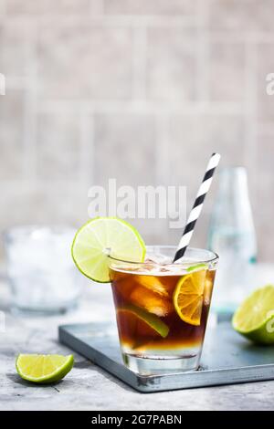 Espresso Tonic - Erfrischungsgetränk im Sommer mit Tonic Water, Limette und Kaffee Stockfoto