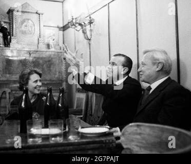 Jack Paar, seine Frau Miriam Wagner und der russische Puppenspieler Sergey Obrazzow. Sie wurden im September 1961 in Moskau fotografiert. Stockfoto