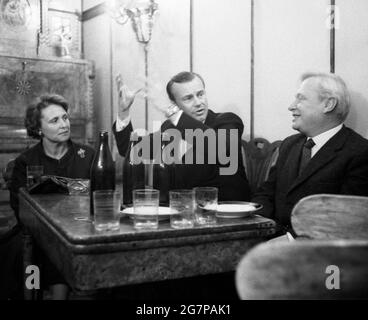 Jack Paar, seine Frau Miriam Wagner und der russische Puppenspieler Sergey Obrazzow. Sie wurden im September 1961 in Moskau fotografiert. Stockfoto