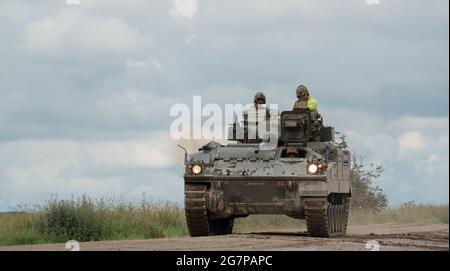 Britische Armee Warrior FV510 leichte Infanterie Kampffahrzeug Panzer auf militärische Übung, Salisbury Plain, Wiltshire Großbritannien Stockfoto