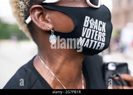 Demonstrationen gegen republikanische Gesetzgeber dauern an, nachdem demokratische Gesetzgeber Texas verlassen hatten, um die Maßnahmen gegen die Unterdrückungsbemühungen gegen Minderheitswähler zu stoppen. Gruppen von schwarzem Geistlichen, der NAACP und anderen Wahlrechtsgruppen versammeln sich auf der Südtreppe und lobbyisieren das Kapitol. Kredit: Bob Daemmrich/Alamy Live Nachrichten Stockfoto