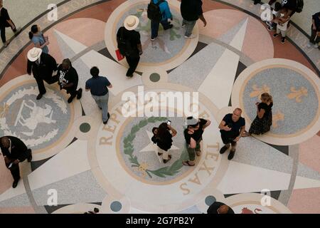 Demonstrationen gegen republikanische Gesetzgeber dauern im texanischen Kapitol an, Tage nachdem demokratische Gesetzgeber Texas verlassen haben, um Maßnahmen gegen das, was sie sagen, Unterdrückungsbemühungen gegen Minderheitswähler zu stoppen. Gruppen von schwarzem Geistlichen, der NAACP und anderen Wahlrechtsgruppen drängen die Kapitolrotunde, um die Gesetzgeber zu lobbyen. Kredit: Bob Daemmrich/Alamy Live Nachrichten Stockfoto