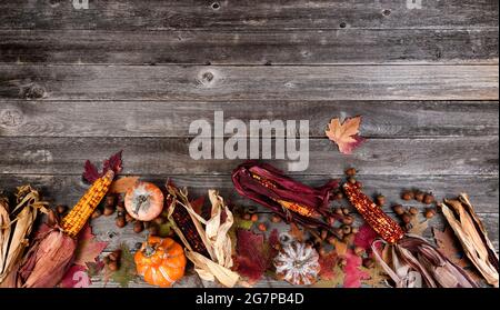 Herbstrand mit verblassten Blättern, Kürbissen, Eichel und Mais auf alten Holzplanken Stockfoto