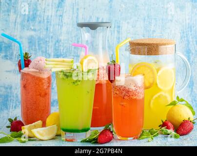 Erfrischende Limonade mit Zitrone, Erdbeere und Minze auf blauem Hintergrund Stockfoto