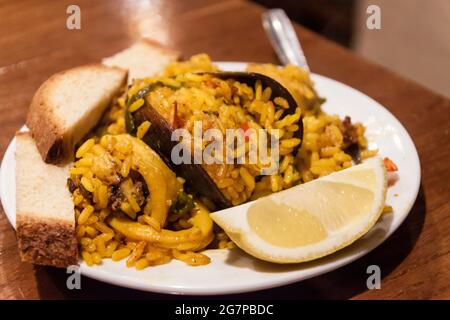 Tapas de Paella, eine kleine Portion des beliebten spanischen Gerichts Stockfoto