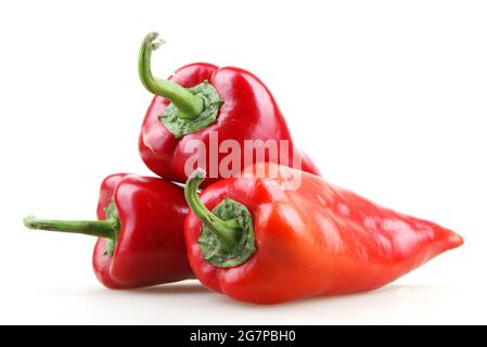 Nahaufnahme von drei roten Paprika auf einem isolierten Hintergrund Stockfoto