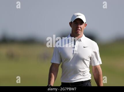 Kent, UK.15. Juli 2021; Royal St Georges Golf Club, Sandwich, Kent, England; die Open Championship Golf Tour, Runde 1; Rory McIlroy (NIR) geht zum 8. Abschlag Credit: Action Plus Sports Images/Alamy Live News Stockfoto