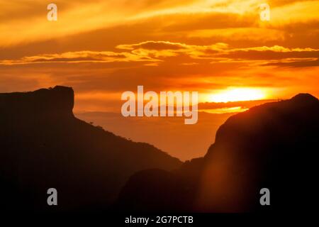 Sonnenuntergang über Hügeln in Rio de Janeiro, Brasilien Stockfoto