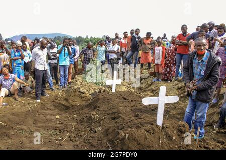 Goma, Demokratische Republik Kongo. Juli 2021. Menschen nehmen am 15. Juli 2021 an einer Beerdigung von verstorbenen COVID-19-Patienten auf einem Friedhof in Goma, der Hauptstadt der Provinz Nord-Kivu, im Nordosten der Demokratischen Republik Kongo, Teil. Die Zahl der bestätigten COVID-19-Fälle in der Demokratischen Republik Kongo stieg am Mittwoch auf 45,210, während die Zahl der Todesopfer auf 984 stieg. Quelle: Zanem/Xinhua/Alamy Live News Stockfoto