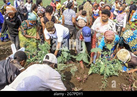 Goma, Demokratische Republik Kongo. Juli 2021. Menschen nehmen am 15. Juli 2021 an einer Beerdigung von verstorbenen COVID-19-Patienten auf einem Friedhof in Goma, der Hauptstadt der Provinz Nord-Kivu, im Nordosten der Demokratischen Republik Kongo, Teil. Die Zahl der bestätigten COVID-19-Fälle in der Demokratischen Republik Kongo stieg am Mittwoch auf 45,210, während die Zahl der Todesopfer auf 984 stieg. Quelle: Zanem/Xinhua/Alamy Live News Stockfoto