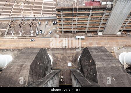 Detail des Itaipu-Staudamms am Fluss Parana an der Grenze zwischen Brasilien und Paraguay Stockfoto