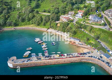 Luftdrohnenaufnahme des Bonne Nuit Harbour bei Flut im Sonnenschein. Jersey, Kanalinseln Stockfoto